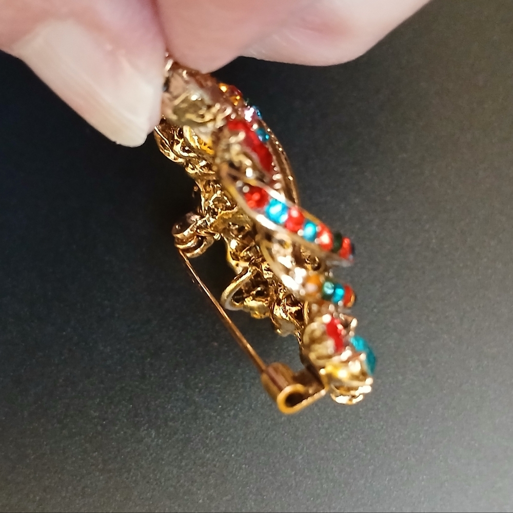 Beautiful Trilliant Shape Brooch - Picture 5 of 8